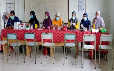 Pemberian Vaksin Covid 19 Dosis Pertama Kepada Siswa/i MIN 27 HSU Oleh UPT Puskesmas Haur Gading